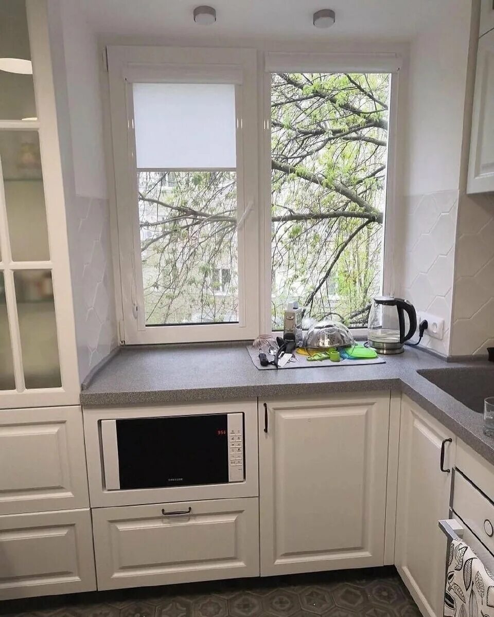 Кухня под окном дизайн Кухня на заказ 5,5 кв.м. Как Вам? Мало места? Ничего не влезет? Первый кухонный 