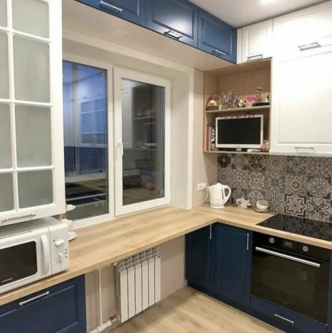 Кухня под окном дизайн фото ДАЧА Макеты маленьких кухонь, Интерьер, Планы кухни