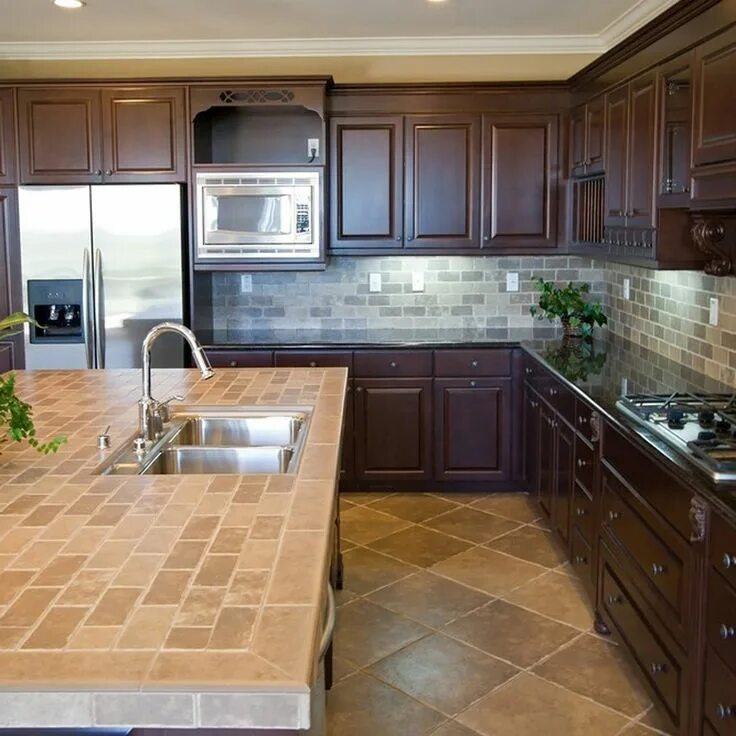 Кухня под плитку фото 32 Things That Date Your Home (And How to Fix Them) Tile countertops kitchen, Ti