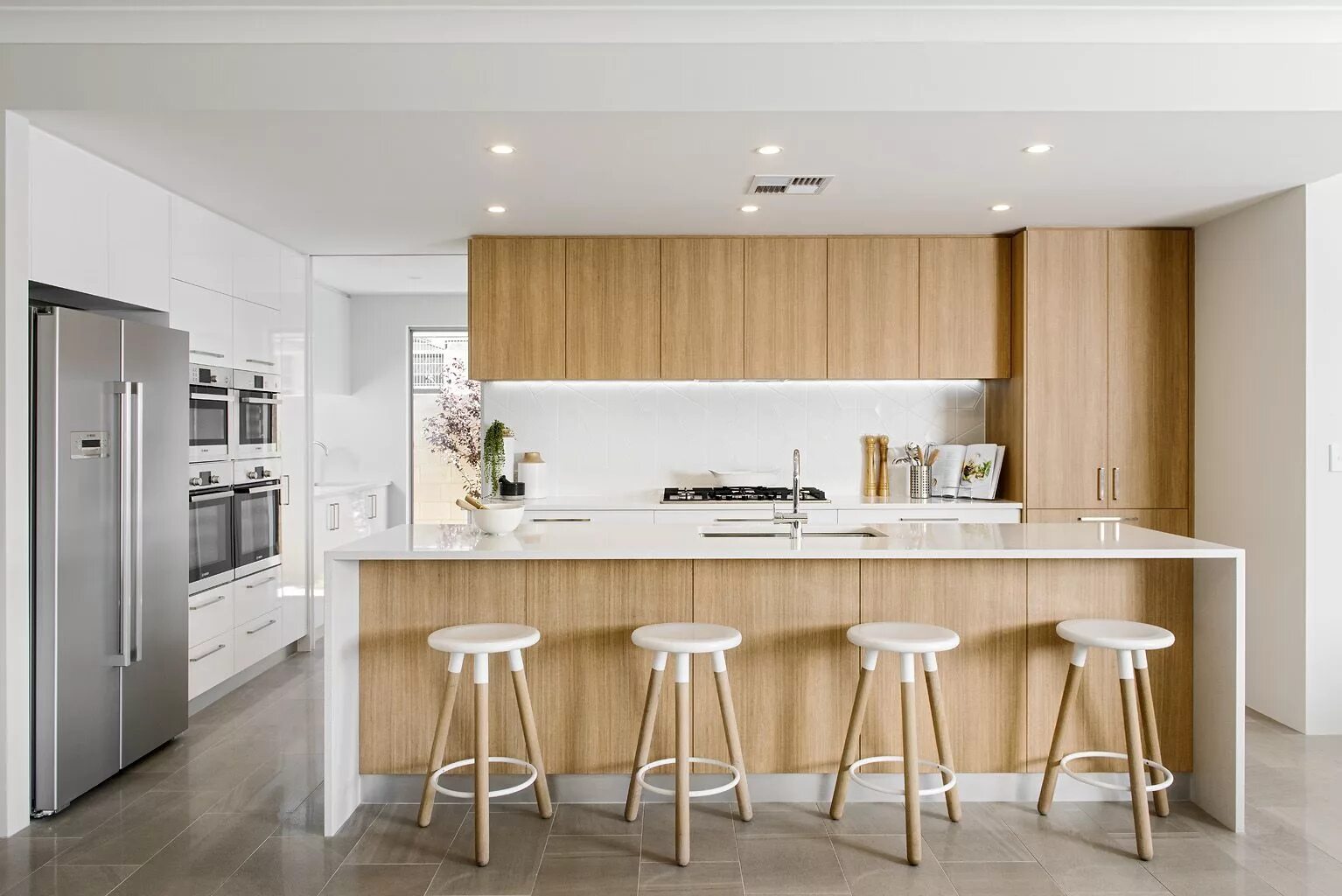 Кухня под светлое дерево интерьер Lauren Steadman Homes 'My Place' Kitchen with large island bench, beautiful wood