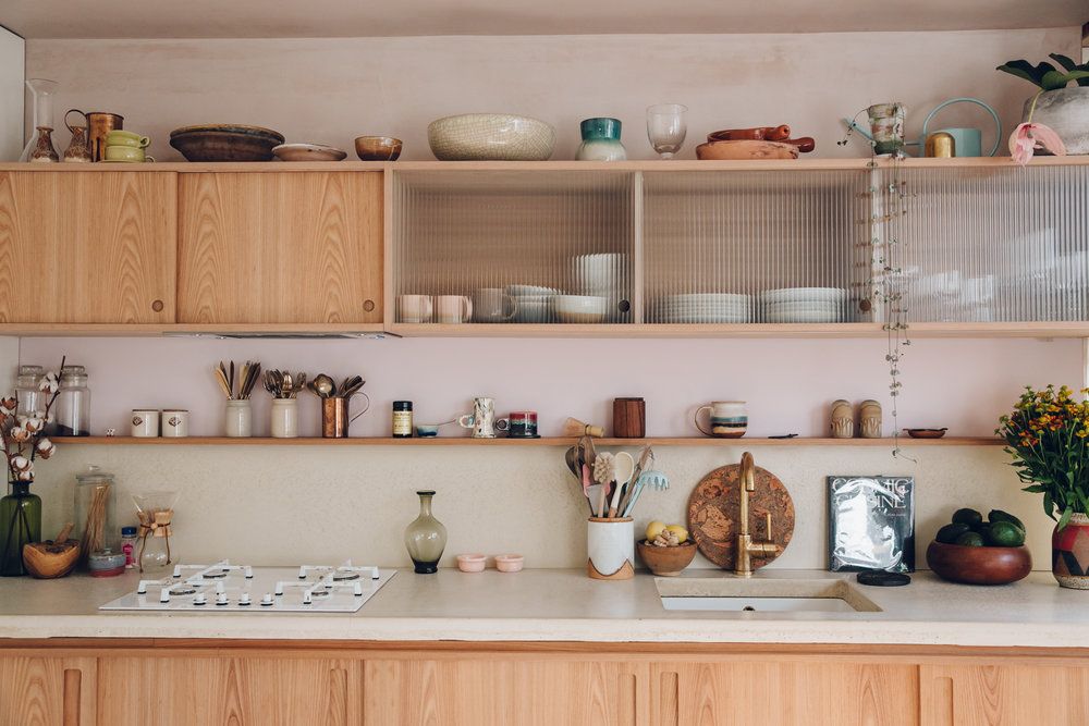 Кухня полки на стене дизайн фото Wilton Way House Tour - Bentley Hagen Hall - Haarkon Kitchen interior, House int