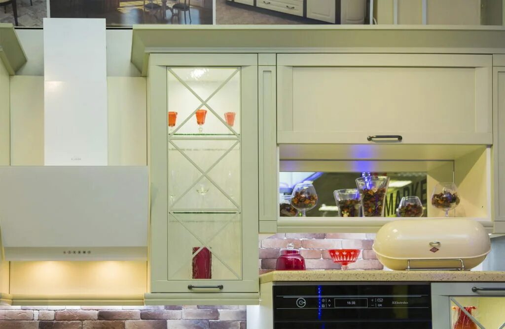 Кухня портофино в интерьере реальные фото Кухни с итальянскими фасадами из массива на заказ