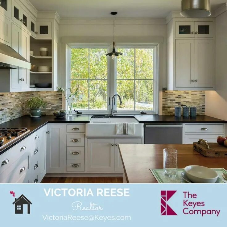 Кухня посередине окно фото дизайн Windows in front of the sink flood this kitchen in natural light! Is this a feat