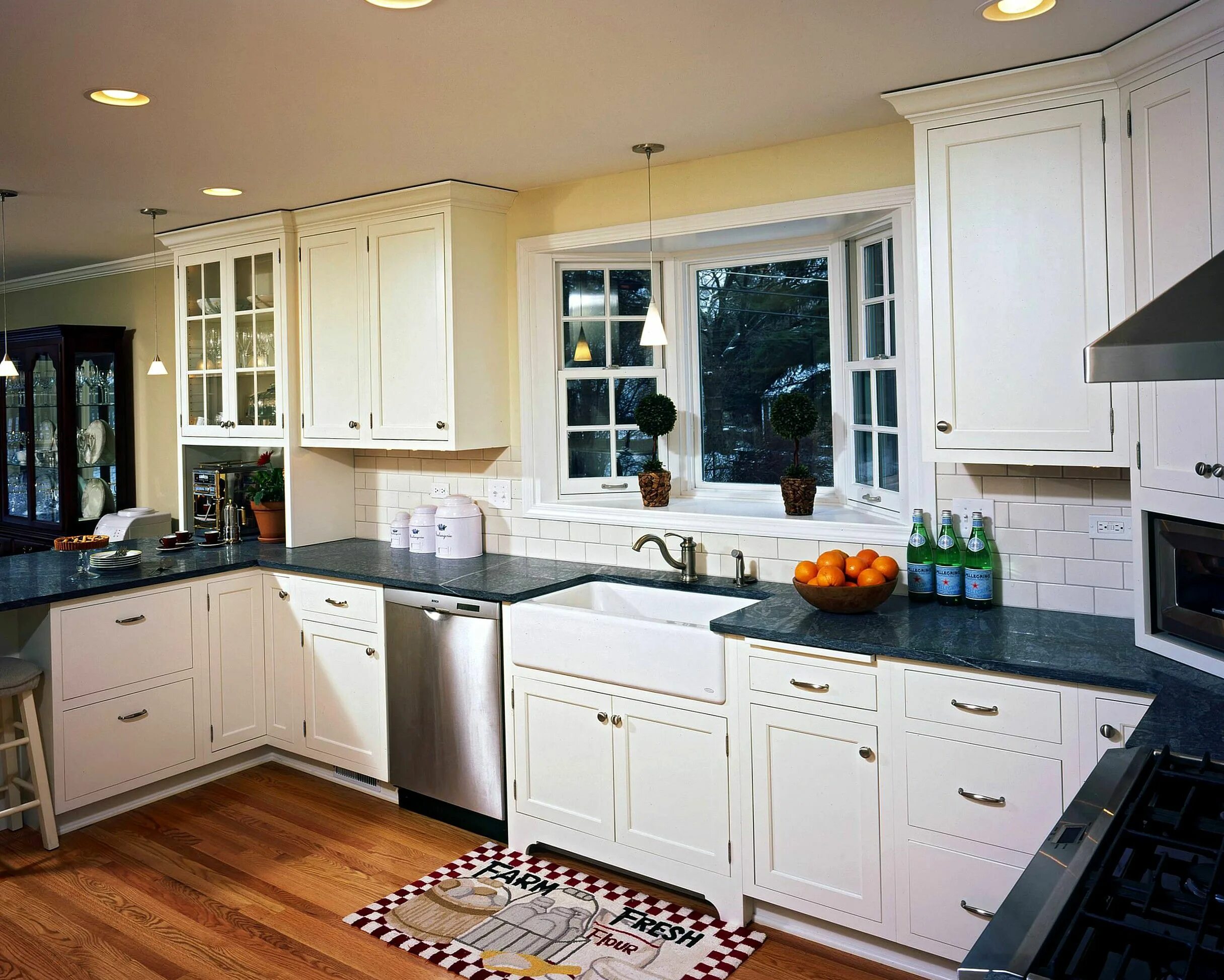 Кухня посередине окно фото дизайн Kitchen Remodel Ideas With Bay Window Kitchen cabinet remodel, Kitchen remodel, 