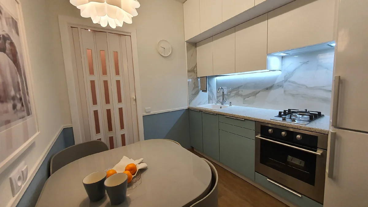 Кухня после ремонта своими Бюджетно переделали небольшую кухню с интерьером нулевых! Обзор ДО и ПОСЛЕ DOMEO