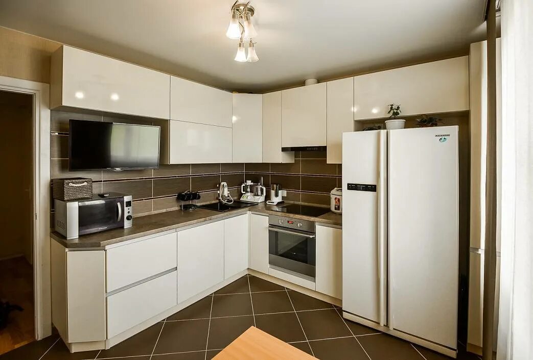 Кухня правый угол фото дизайн интерьера Дизайн Г-образной белой кухни 9 кв.м (10 фото)