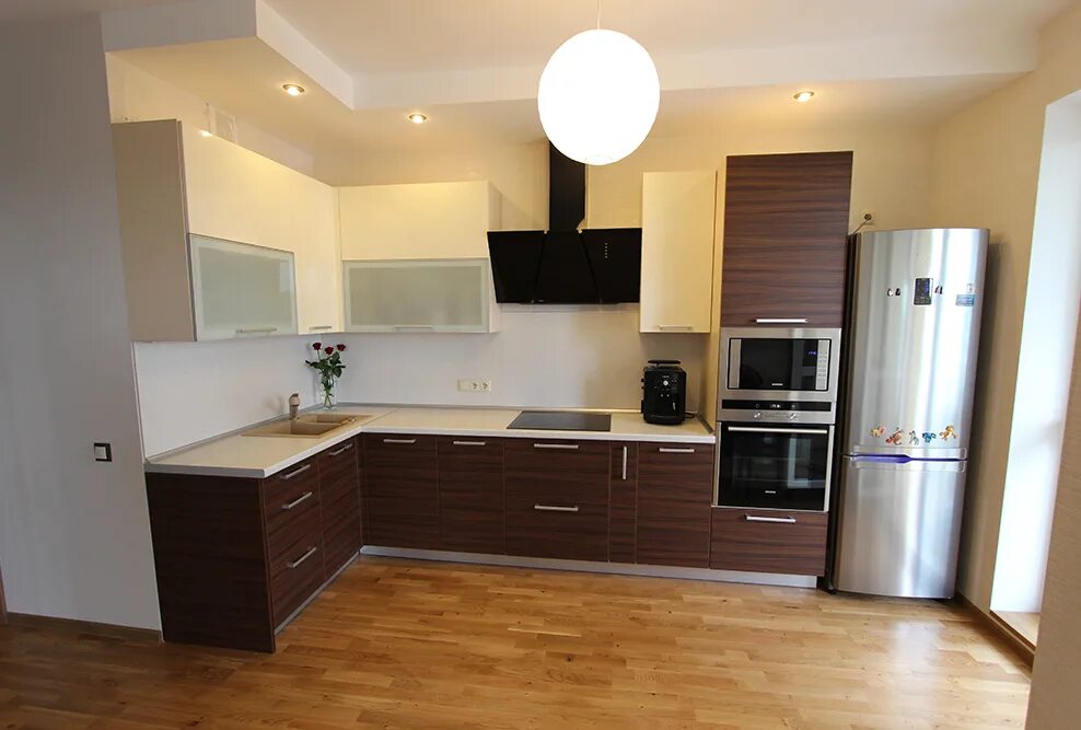 Кухня правый угол фото дизайн интерьера Кухня угловая с фасадом под дерево