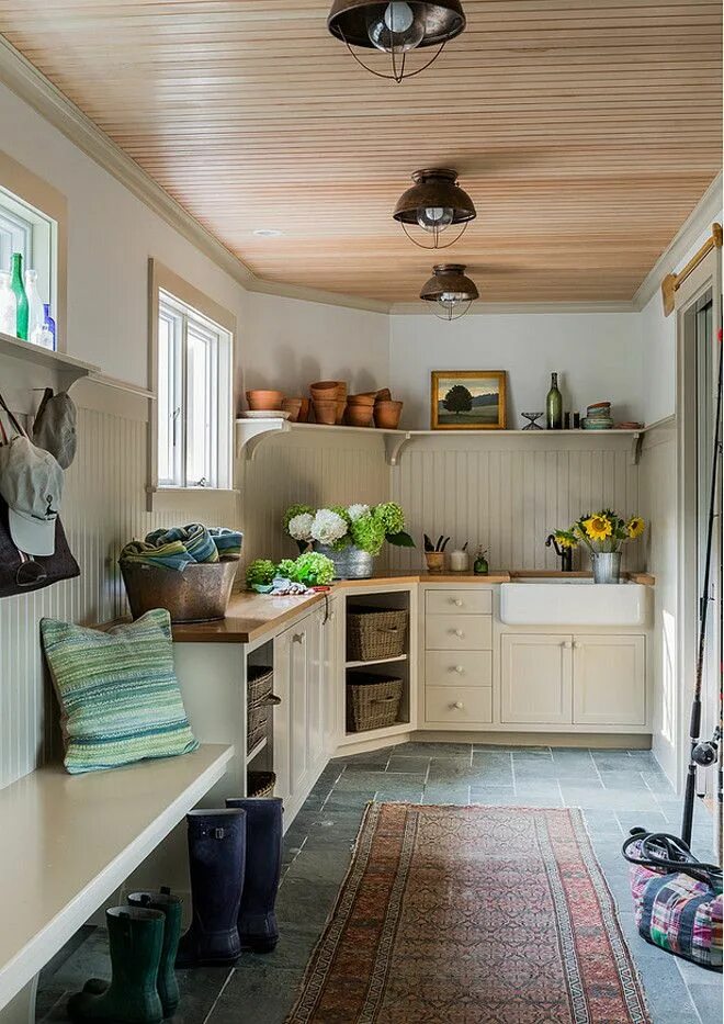 Кухня прихожая планировка в частном доме Riverfront Cottage Remodel - Home Bunch - An Interior Design & Luxury Homes Blog