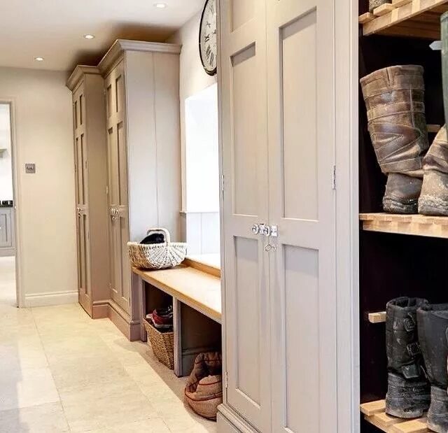 Кухня прихожая в частном доме дизайн фото Bootiful boot room, picture via Linterior Design. Boot room, Mudroom laundry roo