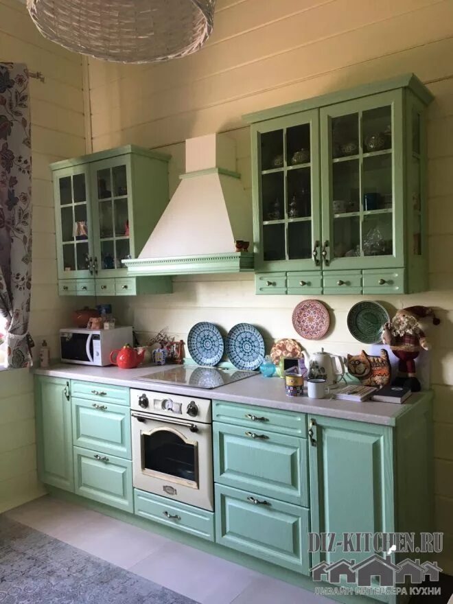 Кухня прованс фисташковая фото в интерьере Фисташковая кухня в стиле прованс с обеденной зоной