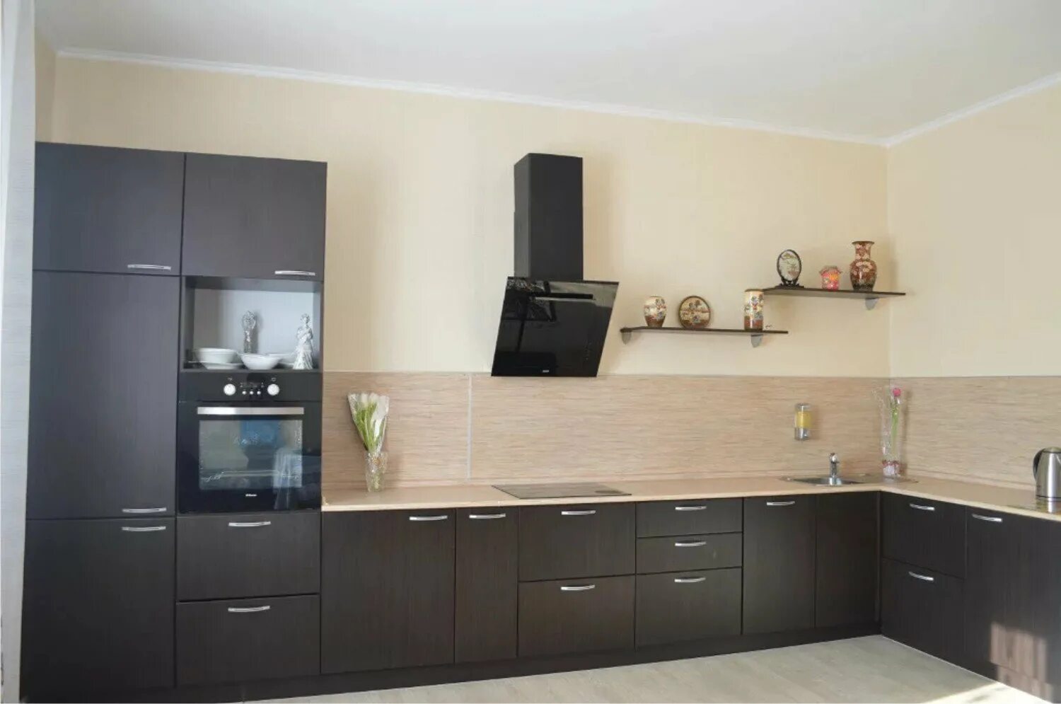 Кухня прямая без верхних шкафов фото Кухонный гарнитур без навесных шкафов с пеналом - 95 фото