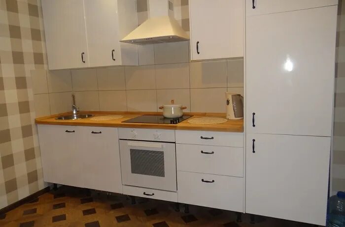 Кухня прямая дизайн фото с холодильником Практичная или красивая: что нужно знать о белых глянцевых кухнях