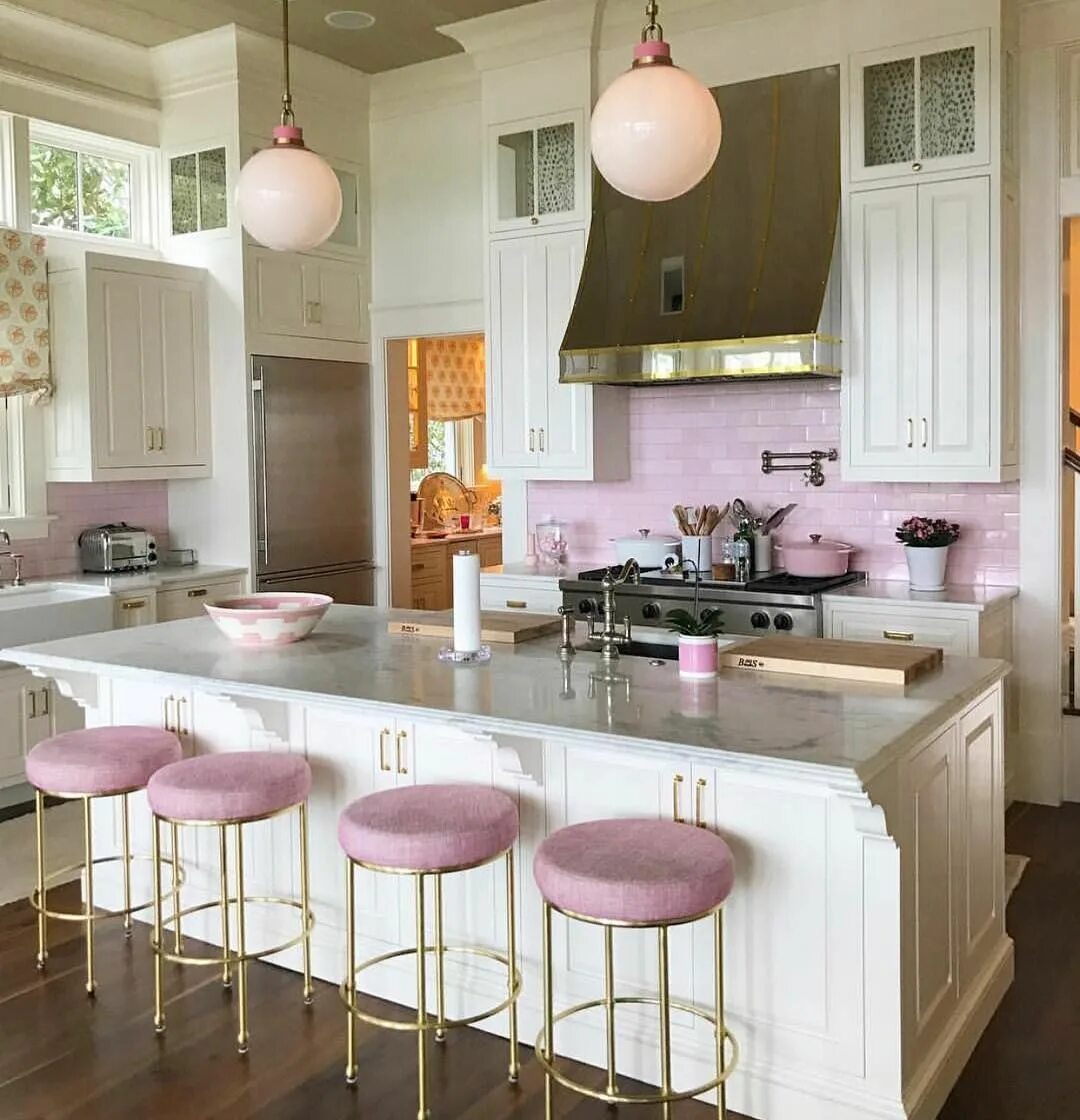 Кухня пыльная роза в интерьере Roxy Sowlaty Interiors on Instagram: "Maybe in my next life I will have a pink k