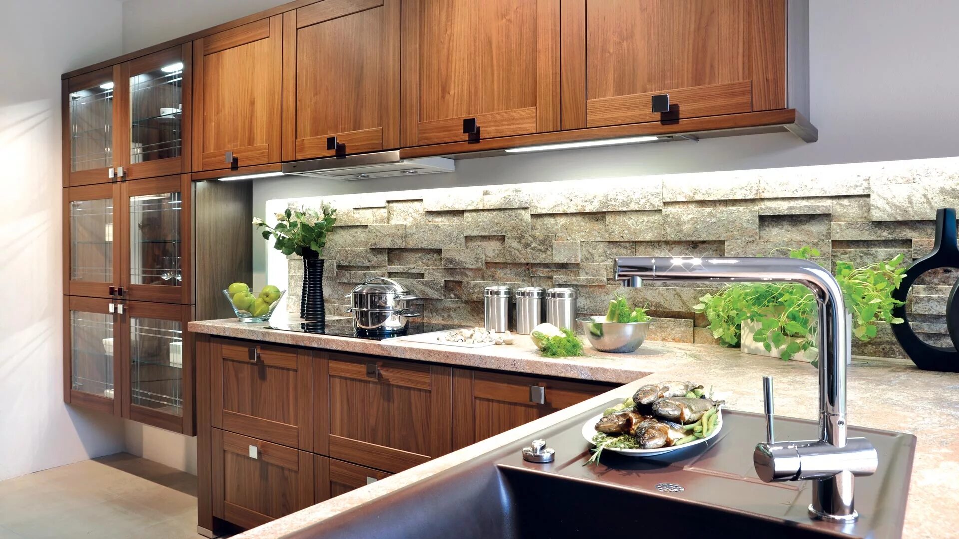 Кухня рабочая стена фото Кухня Юмелия прямого типа с подвесными шкафами коричневого цвет и с островом на 