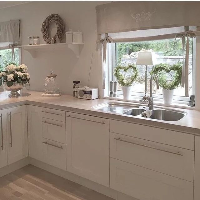 Кухня раковина у окна планировка @glaminterior1 on Instagram: "Credit: @ninahofland ✨ ✨" Kitchen interior, Kitche