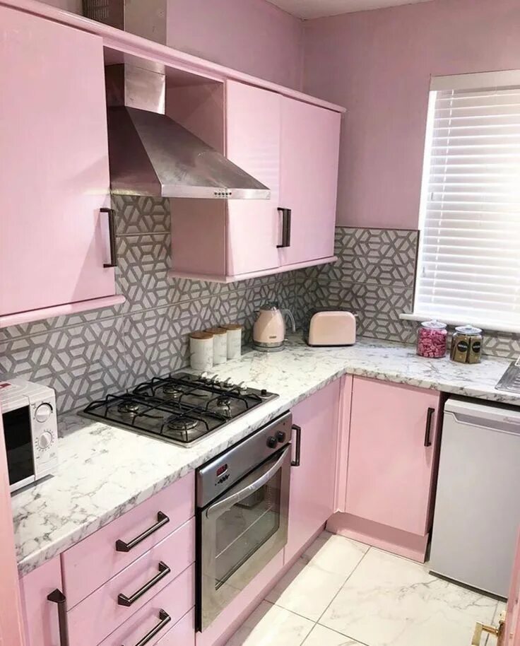 Кухня розовая с серым фото в интерьере Image may contain: kitchen and indoor Cocina rosa, Diseño de interiores de cocin