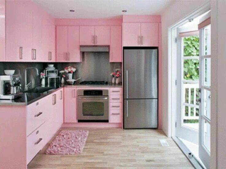 Кухня розовая с серым фото в интерьере Desain Dapur Warna Pink Kitchen design color, Pink kitchen walls, Pink kitchen