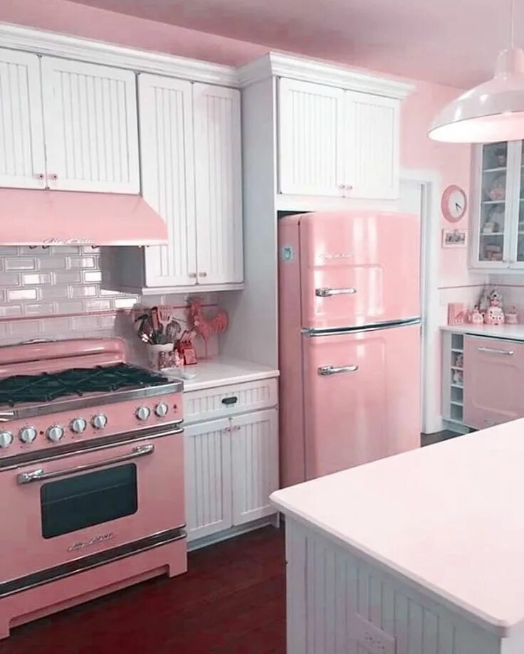 Кухня розовая с серым фото в интерьере Pin by Lucinette martinez on Pink kitchen Chic kitchen decor, Retro kitchen, Chi