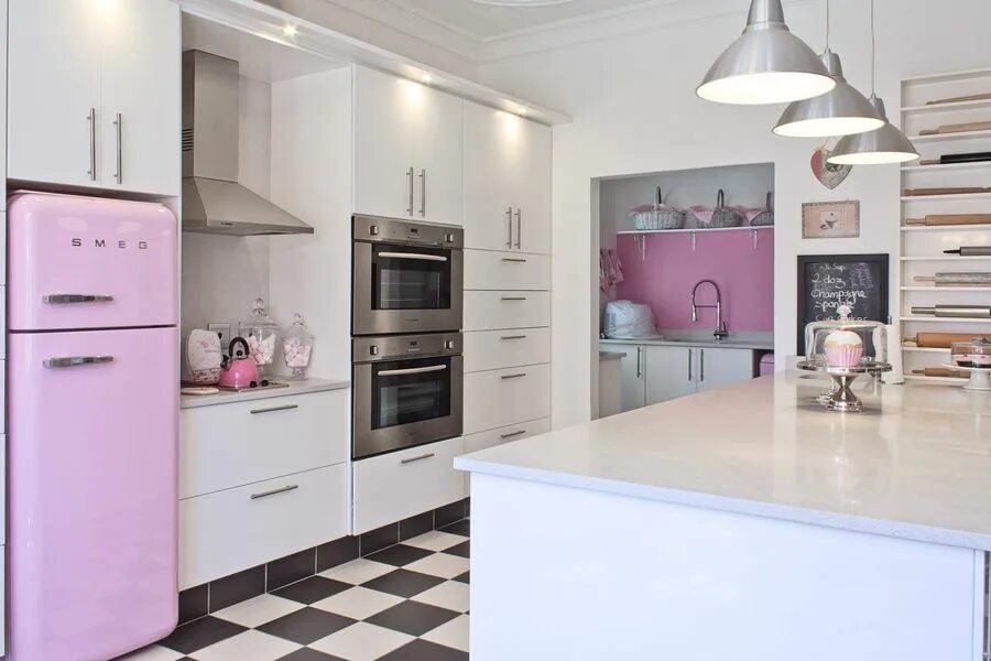 Кухня розовая с серым фото в интерьере Interior Shot: Cupcake House by Karl van Heerden, via 500px Kitchen, Small kitch