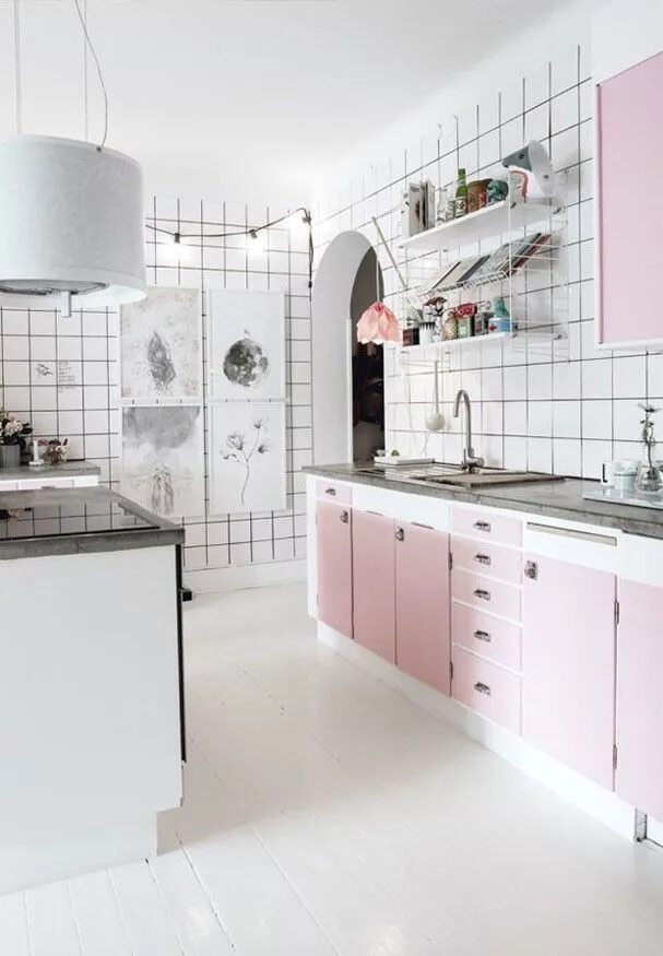 Кухня розовая с серым фото в интерьере 20 ambientes com Rose Quartz, a cor de 2016 Pink kitchen, White kitchen tiles, P