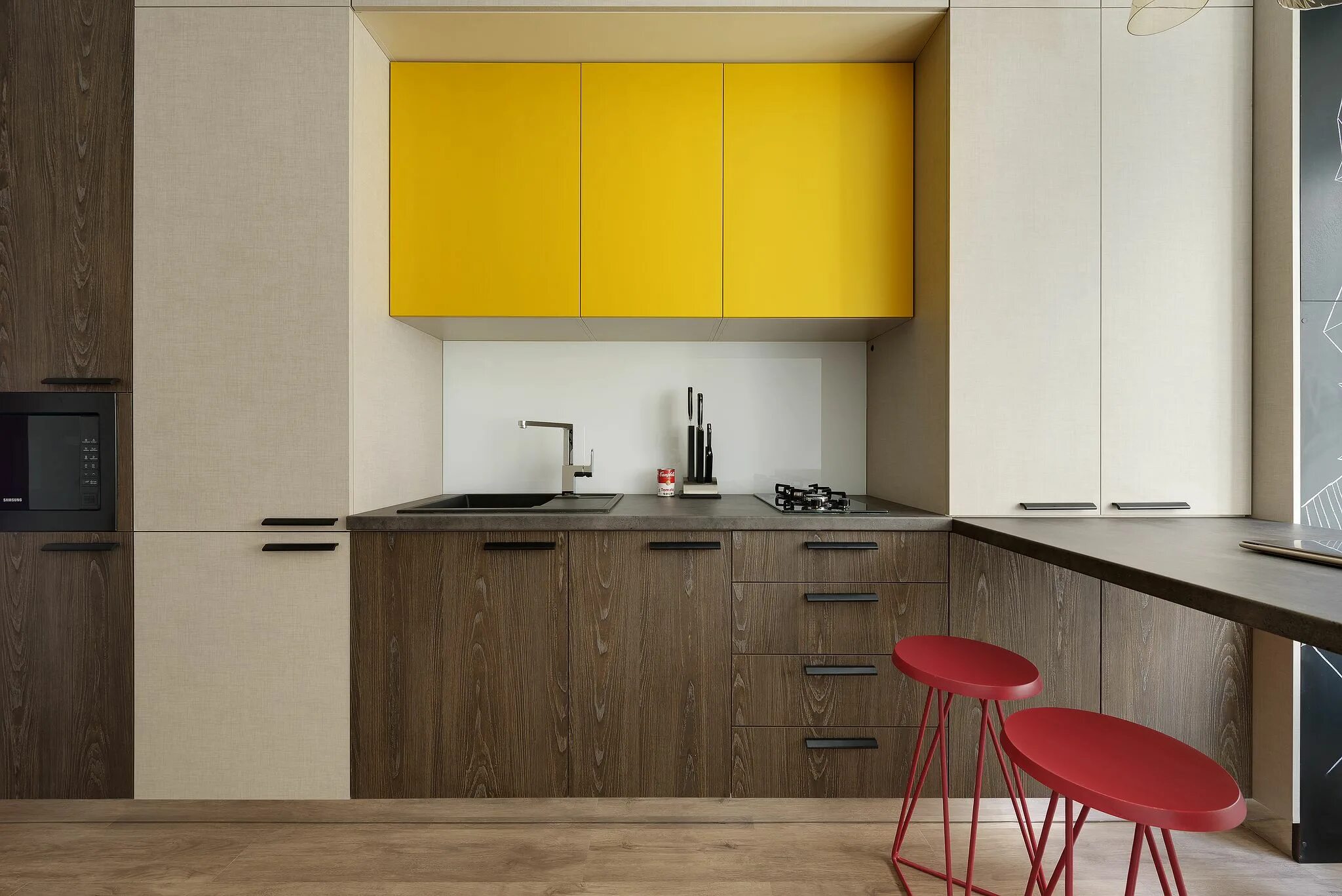 Кухня с акцентом ул калинина 44 фото Маленькая уютная квартира, с яркими акцентами и комфортной планировкой. Яркая ме