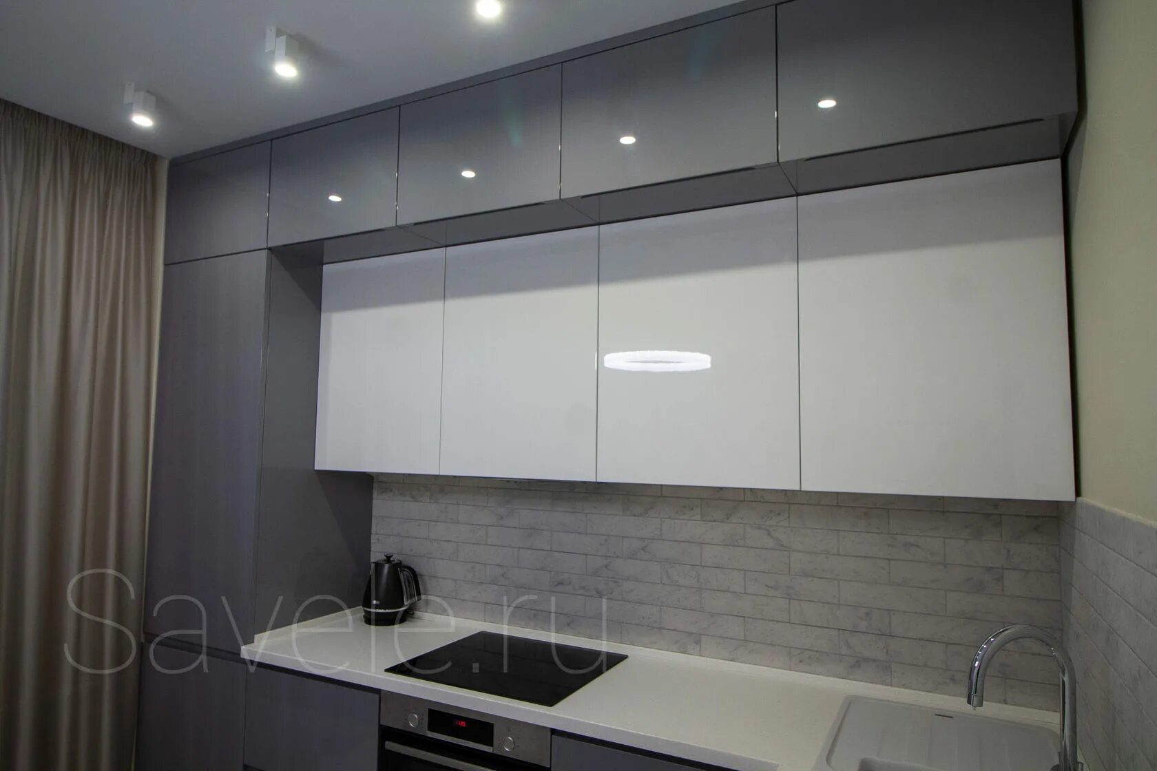 Кухня с антресолями до потолка фото Кухня с антресолями в бело-серых тонах