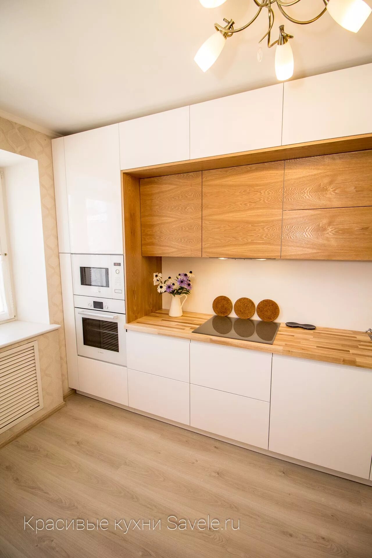 Кухня с антресолью фото Белоснежная кухня с деревянной отделкой