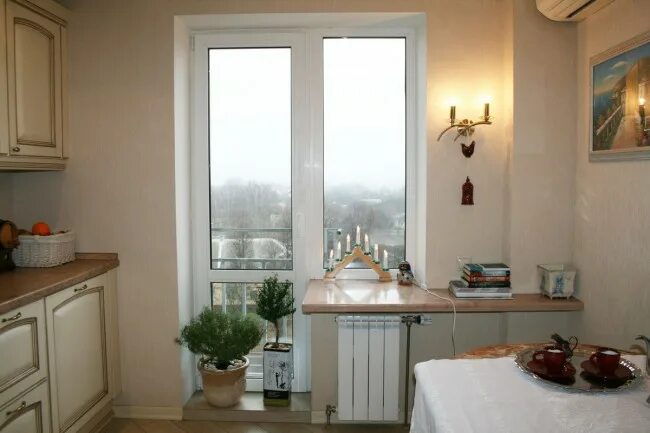 Кухня с балконным окном фото Бежевая классическая кухня 12 кв.м с выходом на балкон (14 фото)