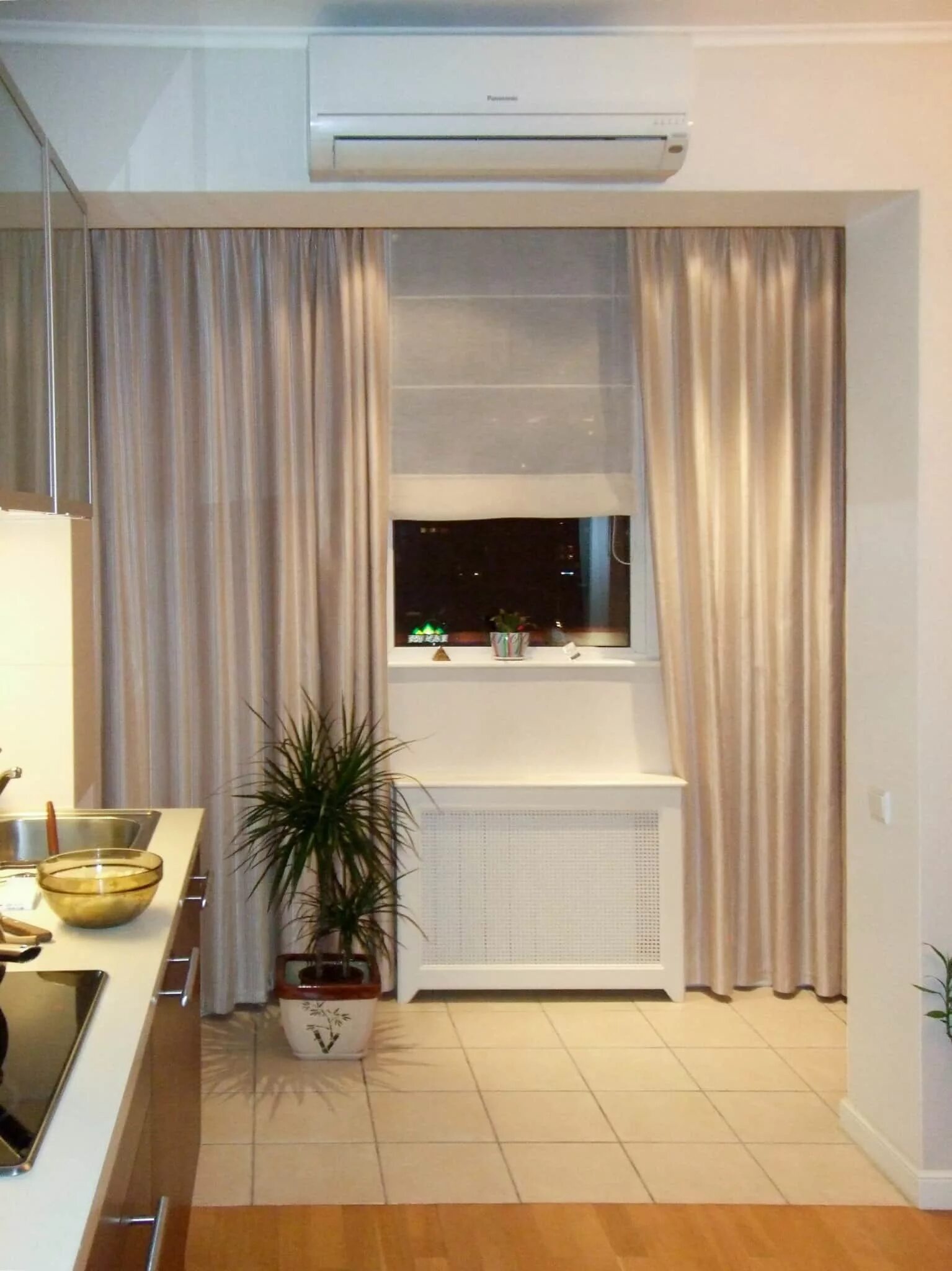 Кухня с балконным окном фото Жалюзи на кухню: какие жалюзи лучше выбрать для кухни