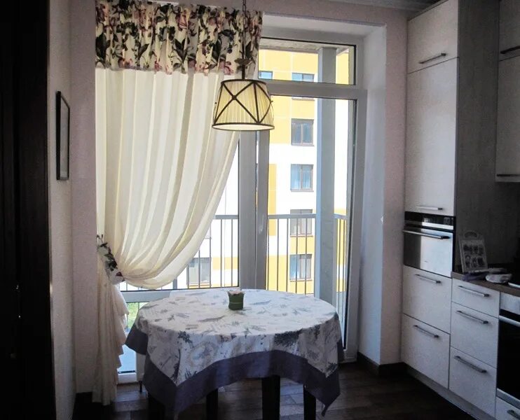 Кухня с балконным окном фото Купить шторы для маленькой кухни от 1200 рублей с доставкой по всей России.