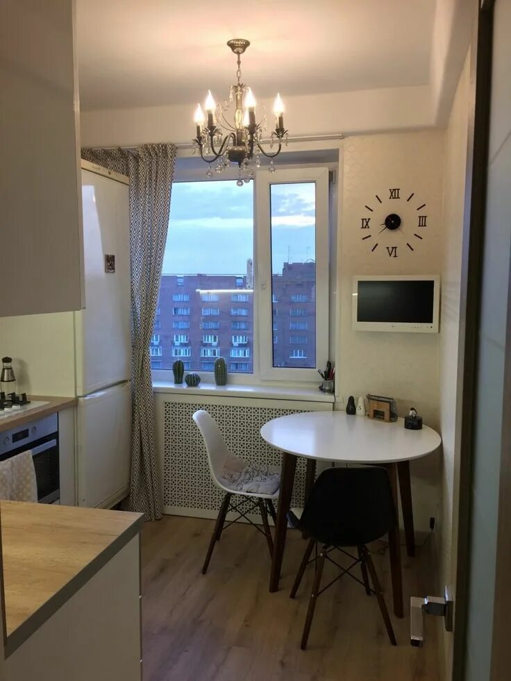 Кухня с балконом в хрущевке фото Маленькая белая стеклянная кухня Interior design kitchen, Kitchen design small, 