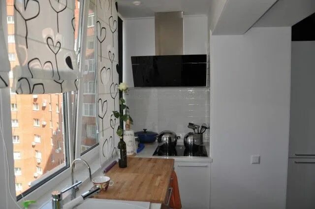 Кухня с балконом в хрущевке фото Малогабаритные кухни 5 кв. м, на которых нашли место холодильнику Интерьер, Диза