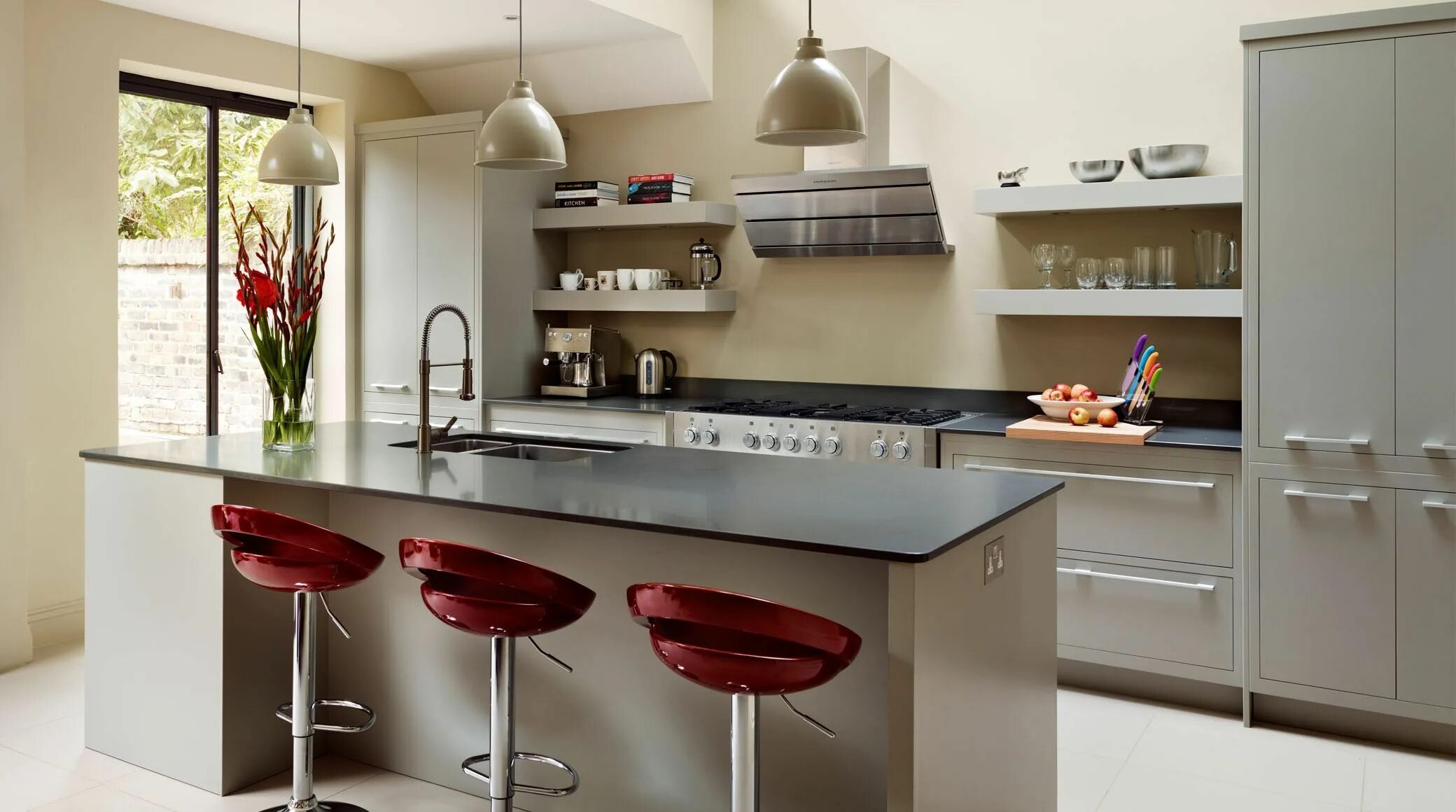 Кухня с барным столом дизайн фото Linear Kitchens from Harvey Jones Kitchens Modern bar stools kitchen, Modern kit