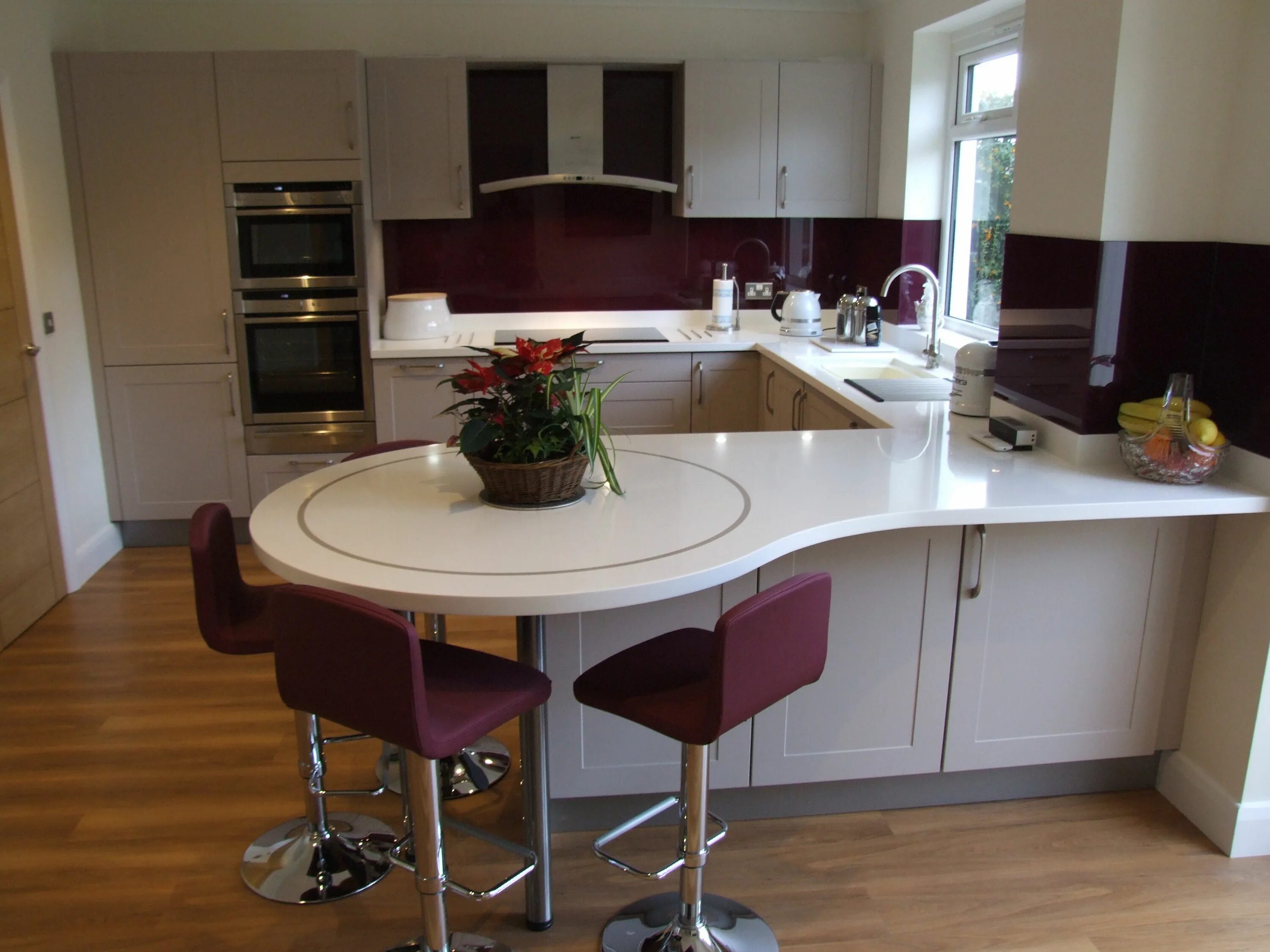 Кухня с барным столом дизайн фото co-ordinating the stools with the glass in the kitchen gives this room a very wa