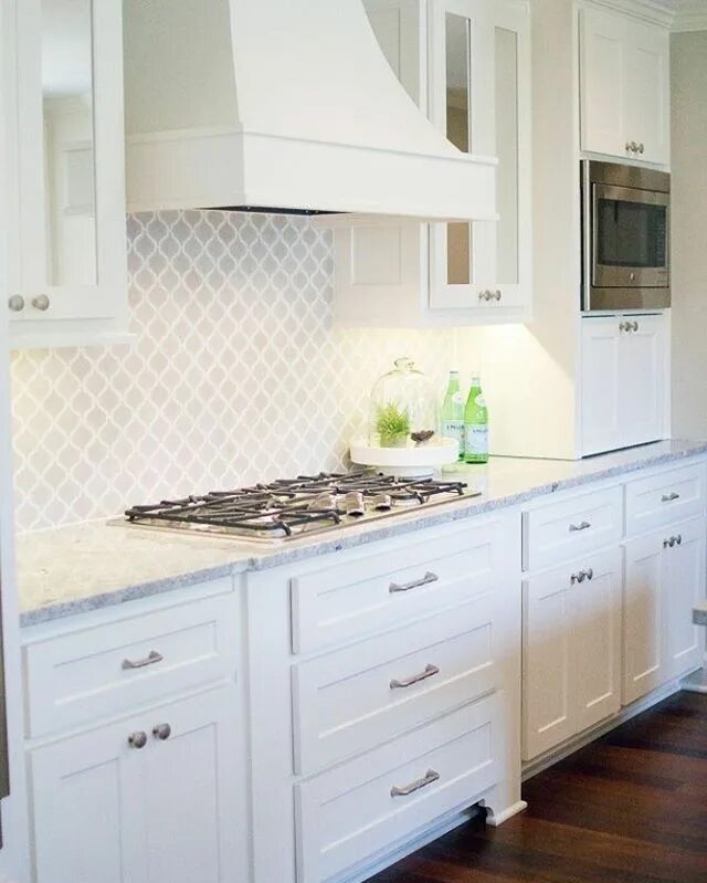 Кухня с белой плитой фото @coupleofagents obsessed w/ our contrast of dark-rich-wood floors + a bright whi