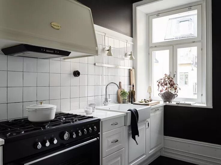 Кухня с белой плитой фото КВАРТИРА 35 кв.м. - DECOR.CLOUD Paredes negras, Cocina estudio, Ideas de cocina 