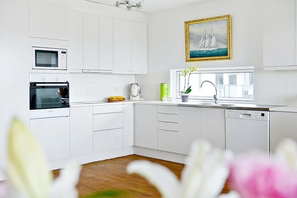 Кухня с белой техникой дизайн фото Картины для кухни - 22 фото и цены