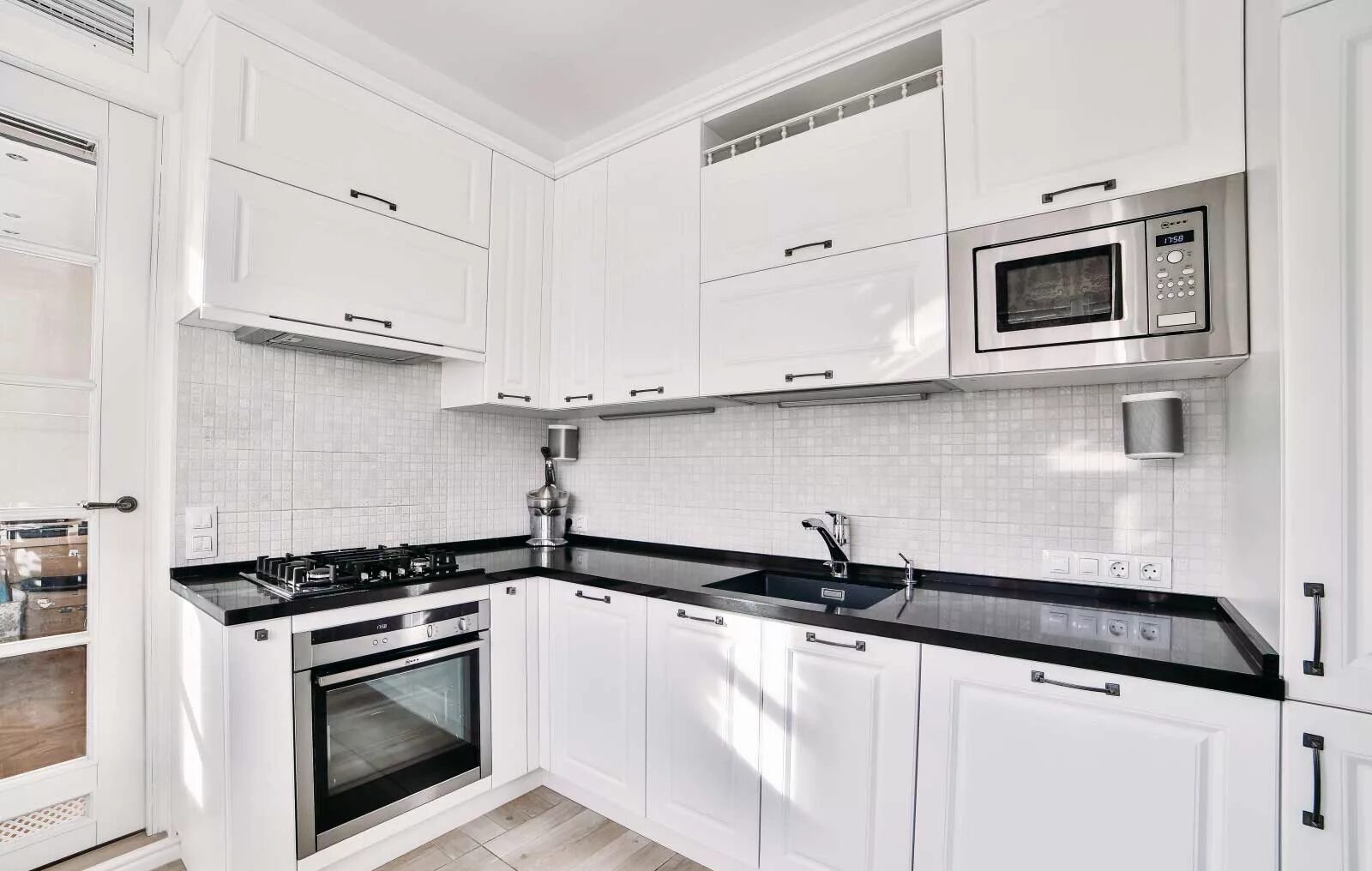 Кухня с белой техникой дизайн фото Итальянская кухня Design 08 фабрики PLATINO MOBILI - Ital-Collection