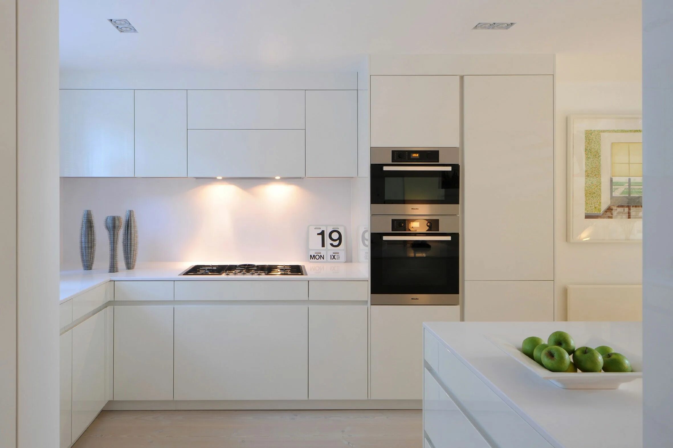 Кухня с белой техникой в интерьере Highgate by TG Studio White modern kitchen, Modern kitchen design, Condo kitchen