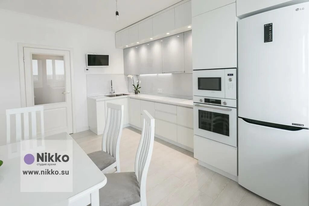 Кухня с белой техникой в интерьере Угловая белая кухня на заказ. Фото. Современная кухня без ручек.