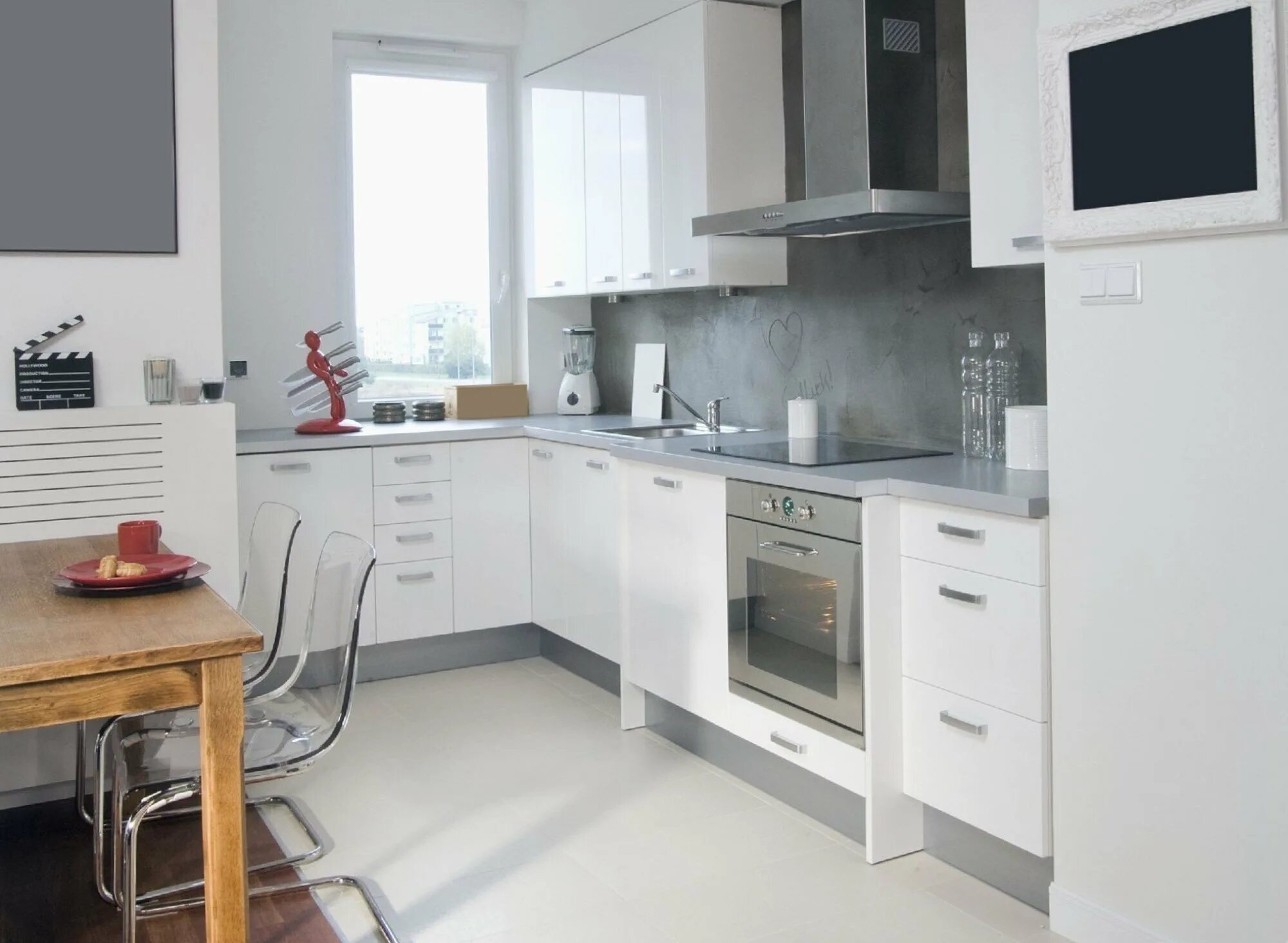 Кухня с белой техникой в интерьере фото Белый кухонный гарнитур с серой столешницей (69 фото) - 69 фото