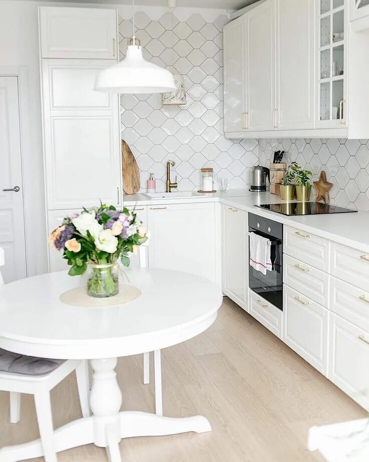 Кухня с белыми обоями фото дизайн Очень красивая и светлая квартира! Что скажете?... Iç tasarım mutfak, Lüks mutfa