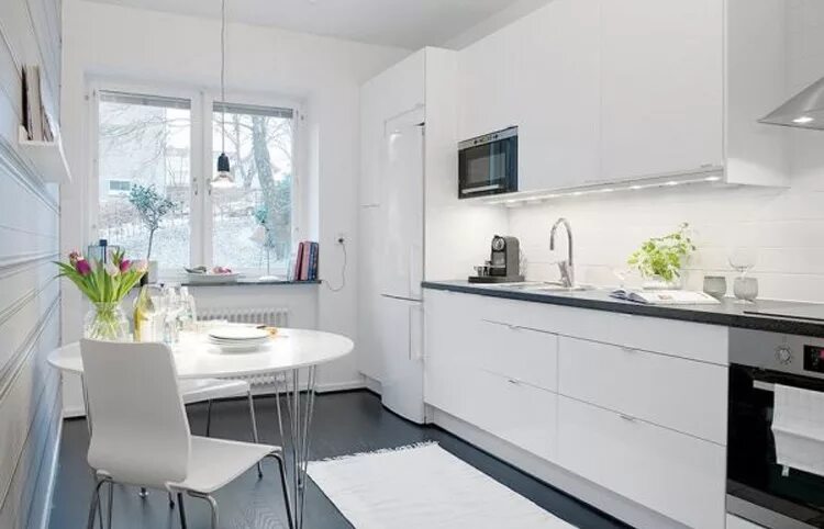 Кухня с белыми обоями фото дизайн Продуманный дизайн узкой кухни