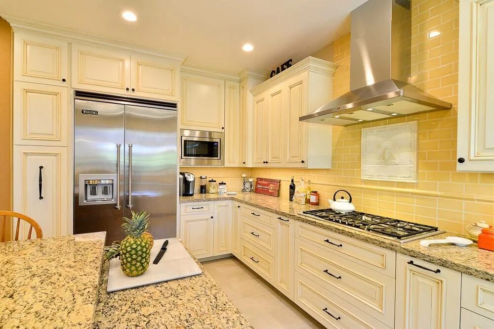 Кухня с бежевой техникой фото Кухня с бежевым холодильником фото - DelaDom.ru