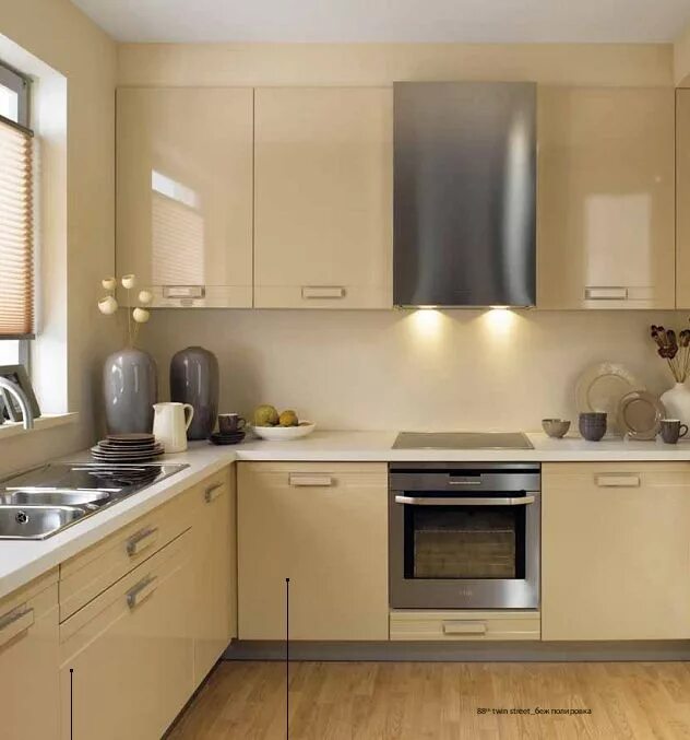 Кухня с бежевой техникой фото Бежевая кухня с умывальником у окна Kitchen interior, Kitchen design, Kitchen di