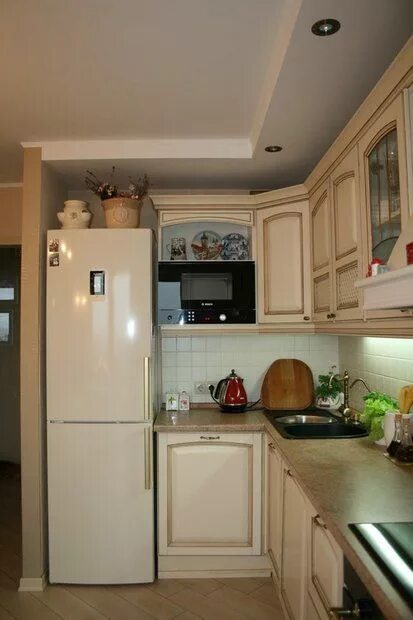 Кухня с бежевым холодильником дизайн фото стена для холодильника Кухня, Дизайн небольшой кухни, Каркасные дома