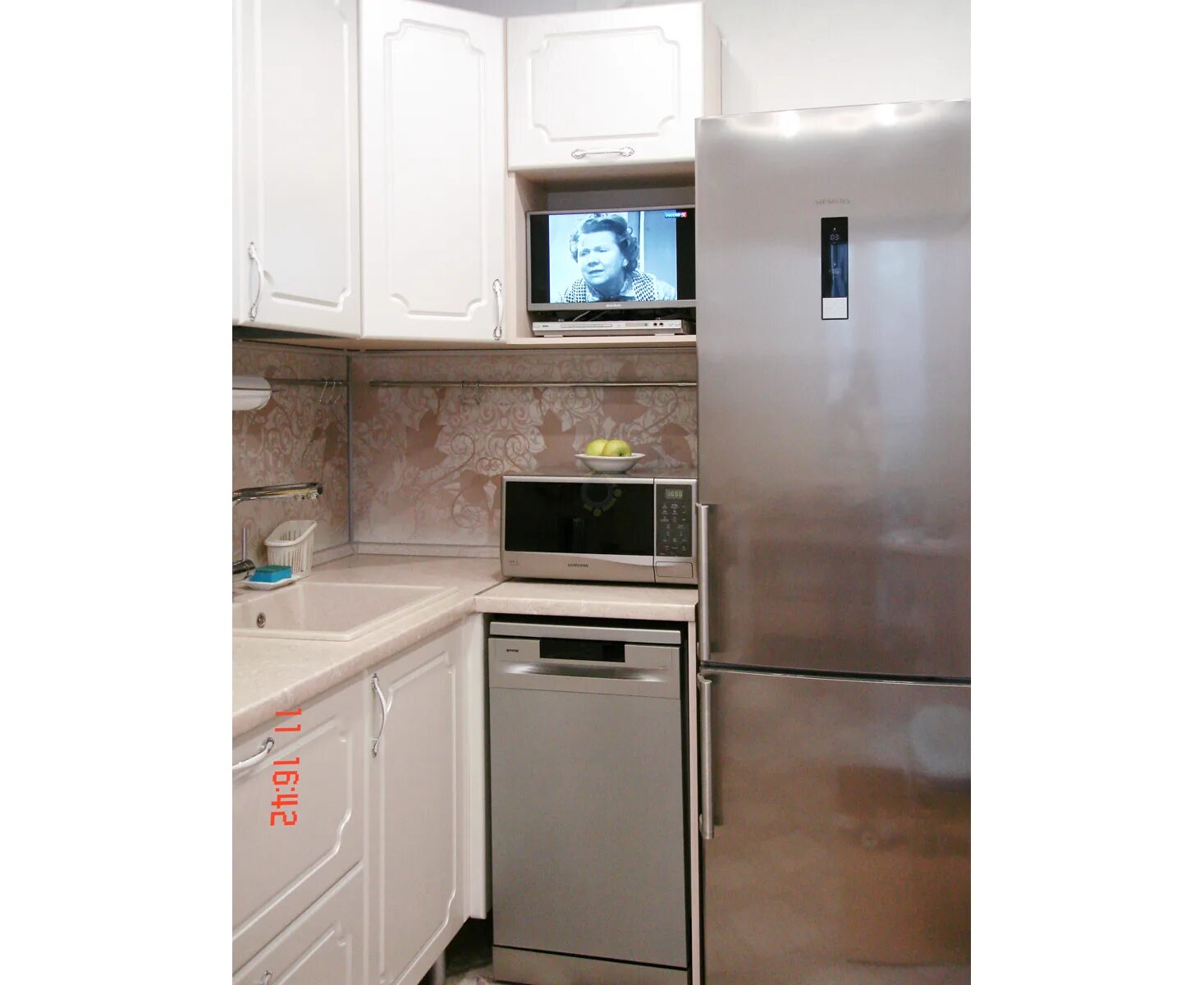 Кухня с бежевым холодильником дизайн фото Кухня на заказ, фасады мдф с пленкой, стиль современный