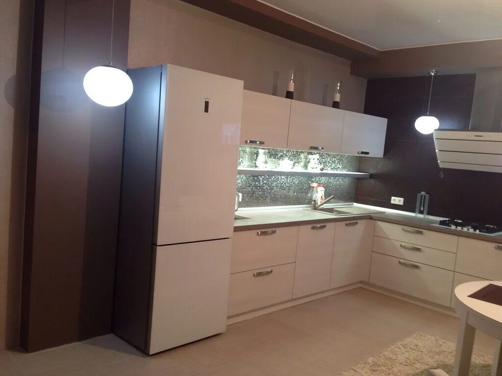 Кухня с бежевым холодильником дизайн фото Изделия из МДФ - Обновить кухонные фасады