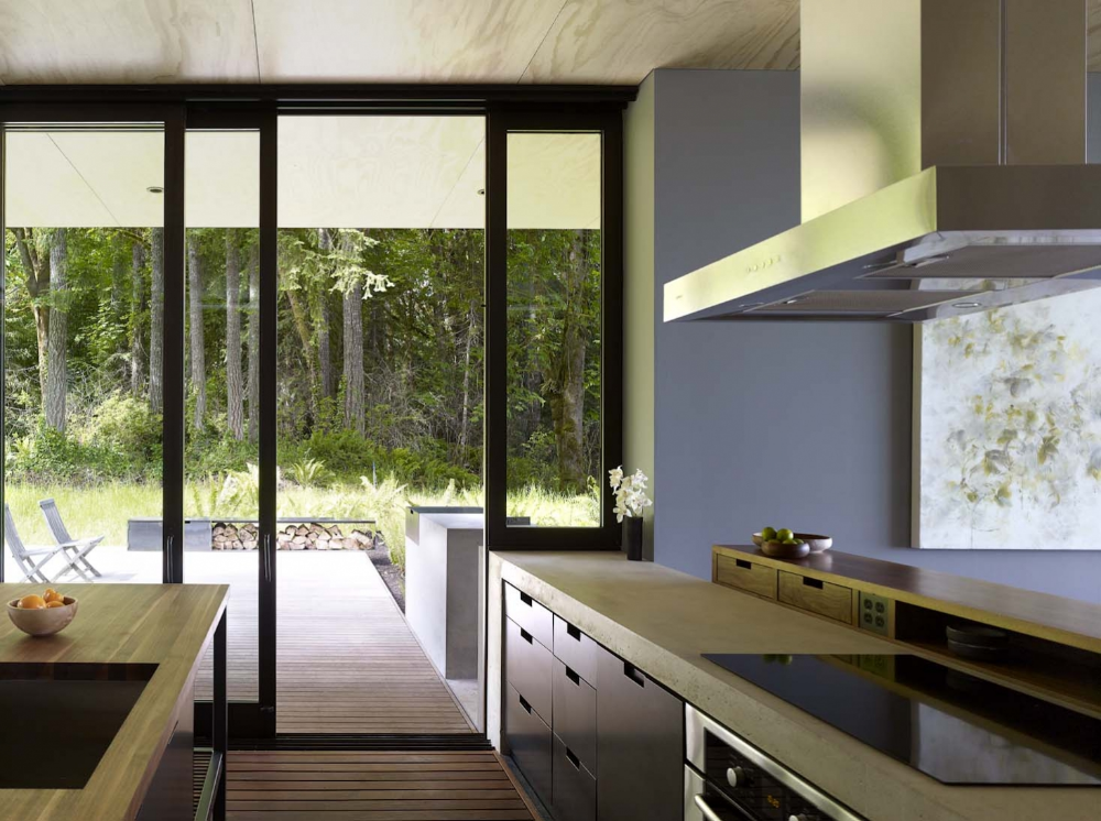 Кухня с большими окнами фото A Puget Sound Cabin That Rests Lightly on the Landscape - Remodelista Indoor out