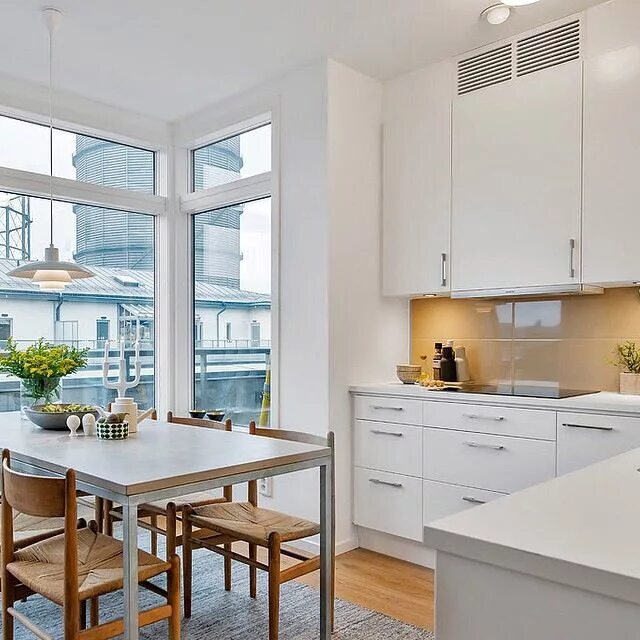Кухня с большими окнами фото Increíble la luminosidad White modern kitchen, Modern dining room, Interior deco